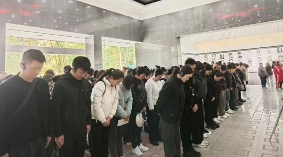 井岡山旅游協(xié)會導(dǎo)游分會開展緬懷英烈暨專業(yè)培訓(xùn)活動